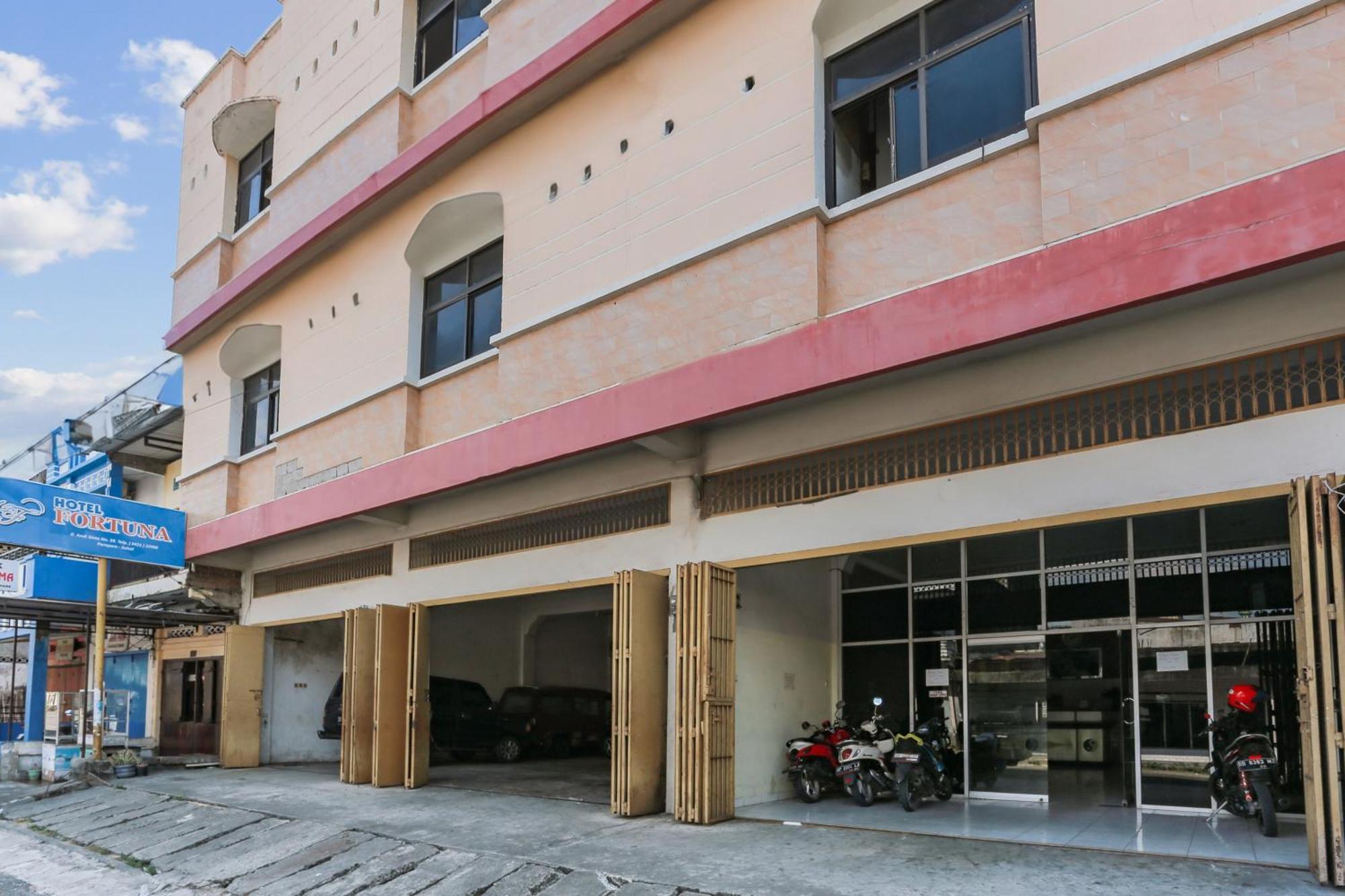 Oyo 93046 Hotel Fortuna Parepare Exterior photo